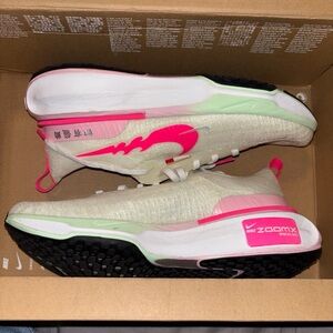 Nike Women's invincible 3